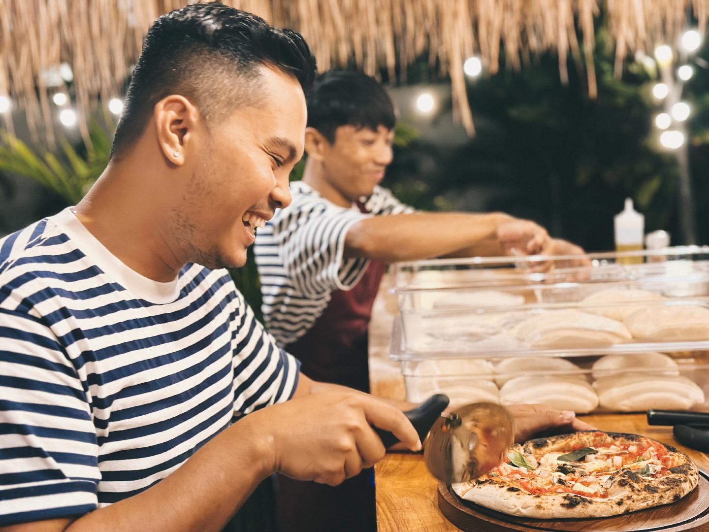 Bali Pizza Party mobile catering - Ridho and Anjas preparing fresh Napoli-style pizza at your villa