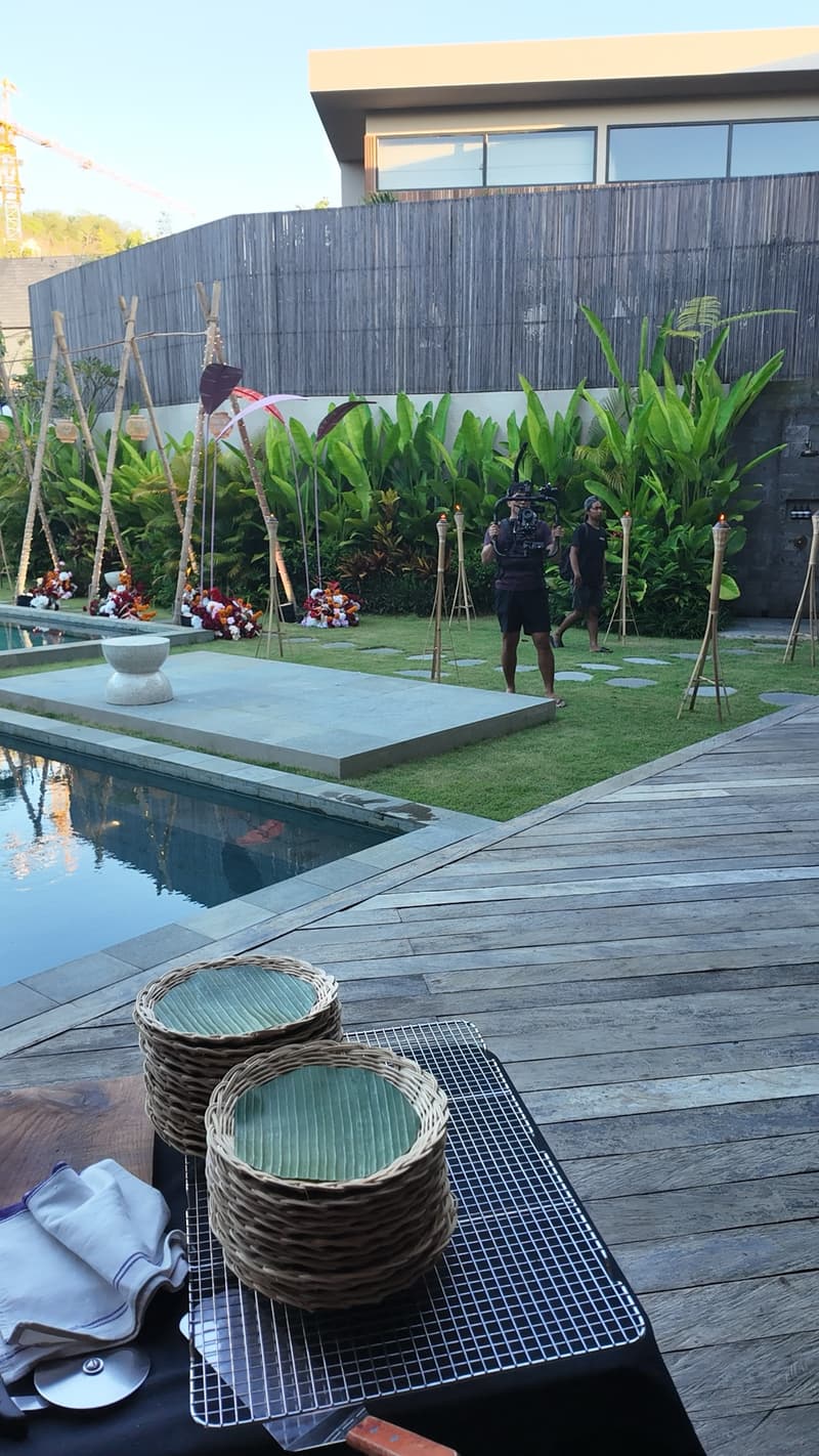 Banana-leaf plates ready on the serving table by the pool at Victoriā Uluwatu