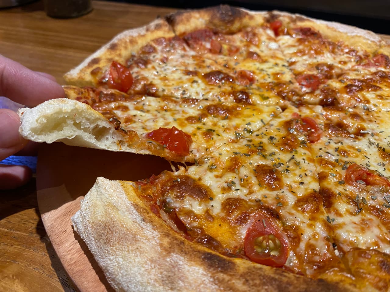 Pizza & Dumplings, the crust up close